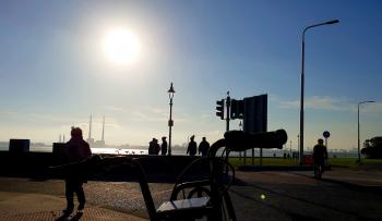 在都柏林的无站自行车共享计划上享受冬日的阳光。