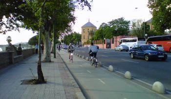 在塞维利亚保护自行车道