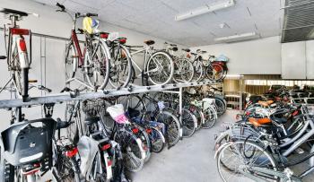 没有足够的自行车停车和电子自行车基础设施的能源有效的建筑物